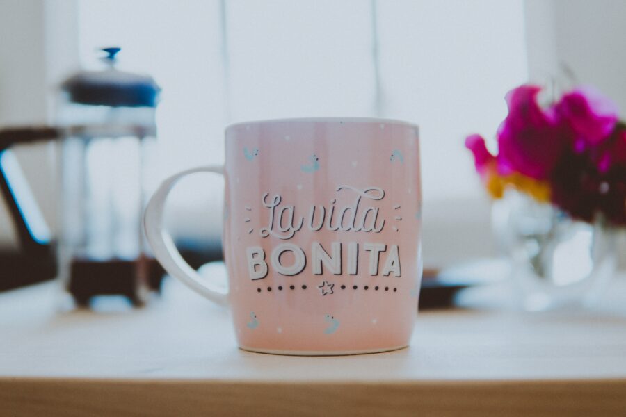 A coffee mug saying Life is beautiful in Spanish.