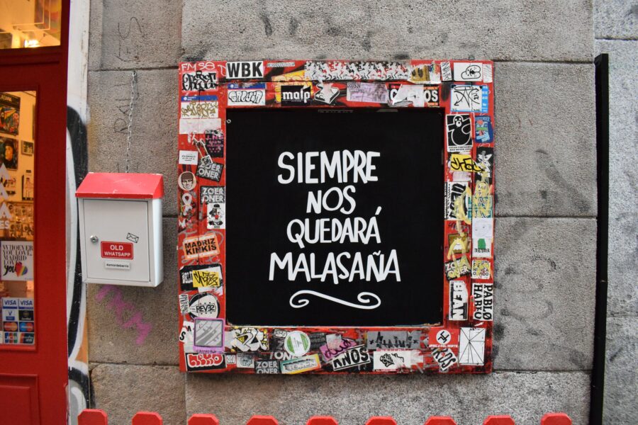 Una pizarra en uno de los barrios de moda de Madrid diciendo: Siempre nos quedará Malasaña