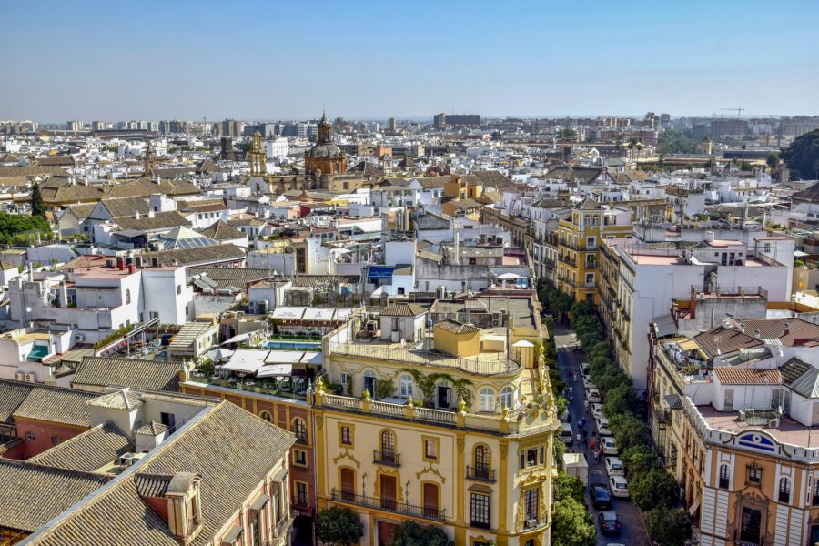 Vista aérea de las calles donde se ubican algunas de las mejores exposiciones de arte que ver en Sevilla