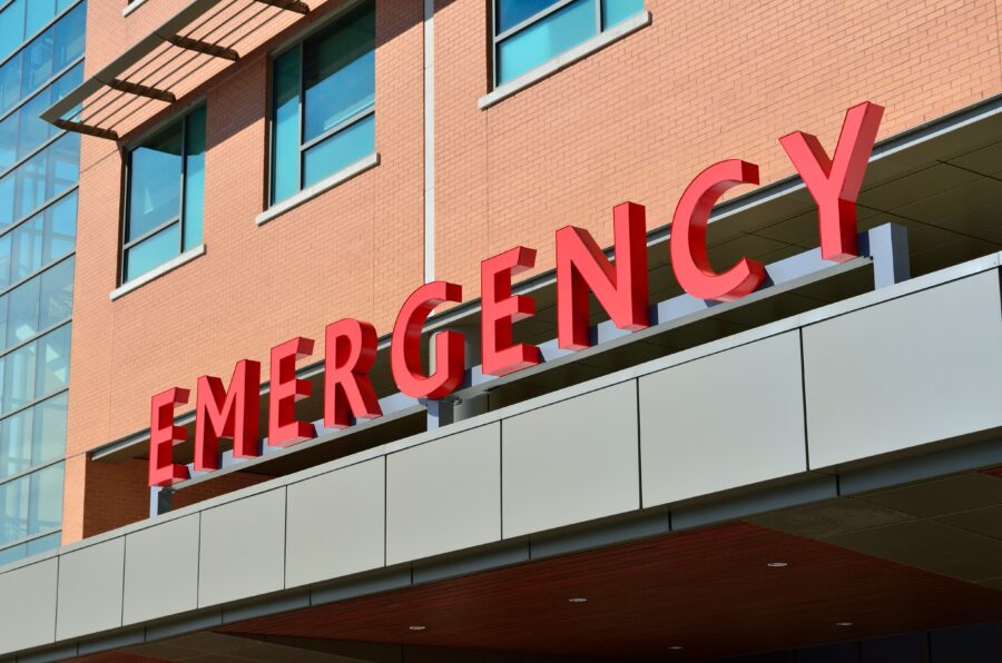 Señal de emergencia en el edificio del hospital.