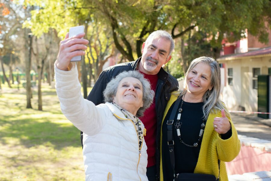 Los jubilados pasan tiempo juntos y socializan: una de las razones clave por las que España es el lugar perfecto para jubilarse.