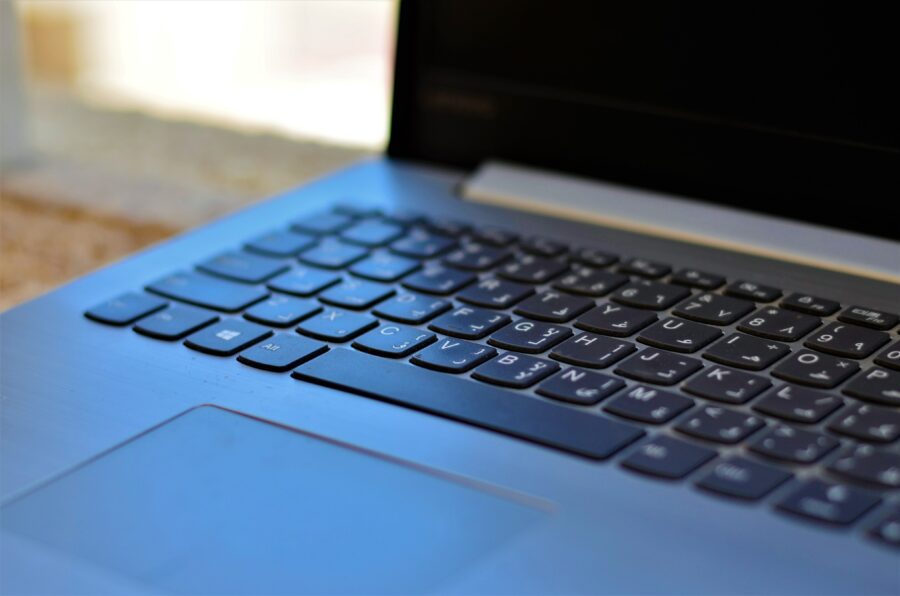 Una foto del teclado de un portátil.